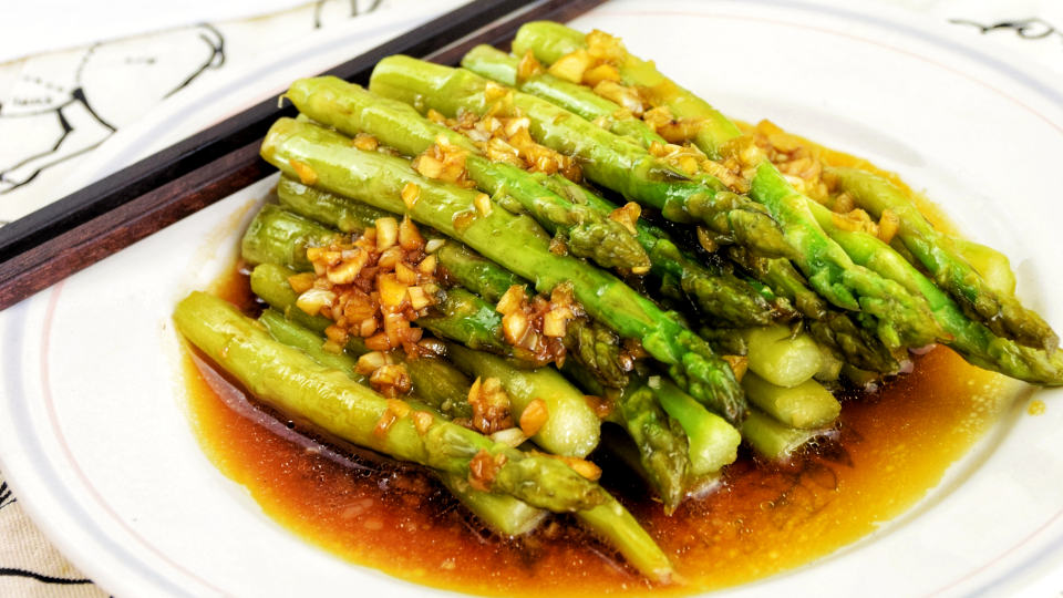 saute asparagus with garlic