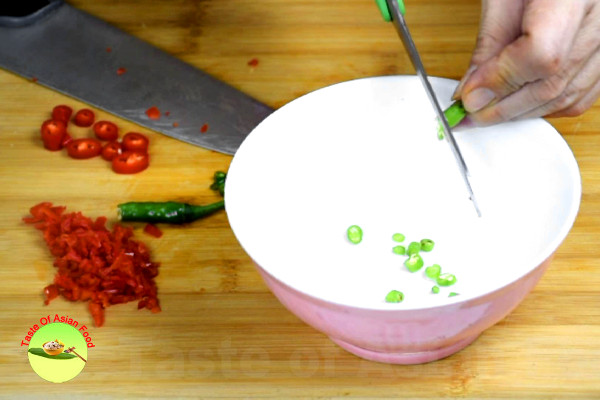 How to cut bird's eye chili