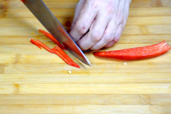 how to cut red chili