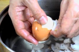 peel hard boiled eggs