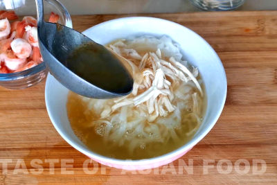 Ipoh shredded chicken noodles - assemble