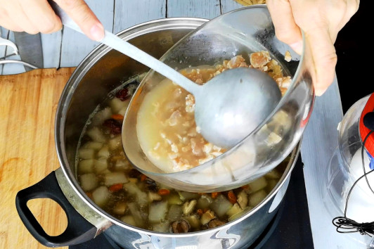 add minced meat to the soup