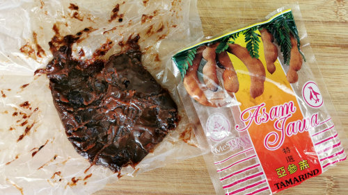 Tamarind is the main ingredient to make sambal prawn.