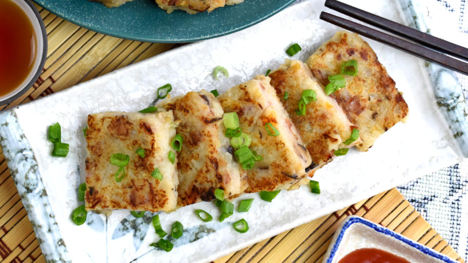 Turnip cake (lo bak gou / 蘿蔔糕) is the famous Chinese dim sum served in restaurant. Find out how to make it as good as dim sum store by following this recipe.