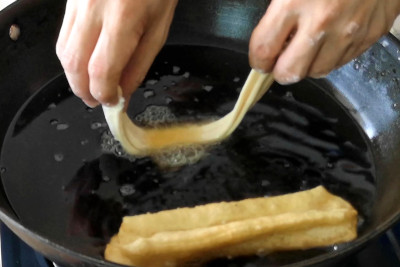 Deep-fry the youtiao